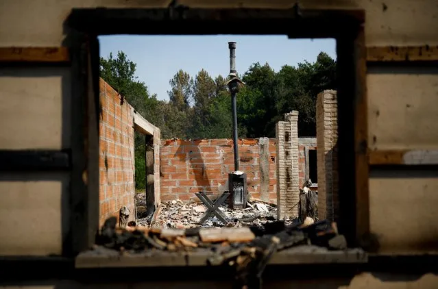 A view shows a stove inside a house destroyed by fire in Belin-Beliet, as wildfires continue to spread in the Gironde region of southwestern France, August 11, 2022. (Photo by Stephane Mahe/Reuters)