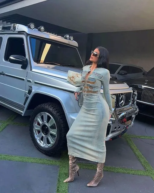 American media personality, socialite and model Kylie Jenner is “out n about” in her G-Wagon in the second decade of August 2022. (Photo by kyliejenner/Instagram)