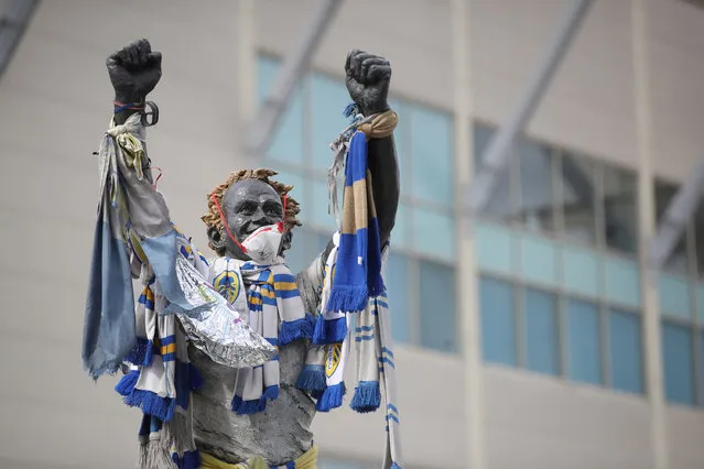 Tributes and scarves for former Leeds United player Norman Hunter are seen on the Billy Bremner statue outside Elland Road in Leeds, Britain on April 17, 2020, after he died after contracting the coronavirus. (Photo by Carl Recine/Action Images via Reuters)