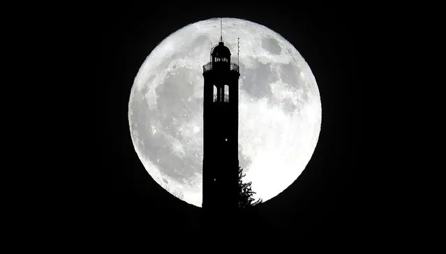 The super moon rises above the lighthouse of San Maurizio in Brunate, near Como (Milan), Italy, 03 december 2017. According to the National Aeronautics and Space Administration (NASA) a series of three “Supermoons” – dubbed the “Supermoon trilogy” – will appear in the sky on 03 December 2017, on 01 January 2018 and and 31 January 2018. A 'Supermoon' commonly is a full moon at its closest distance to the earth with the moon appearing larger than usual. (Photo by Matteo Bazzi/EPA/EFE)