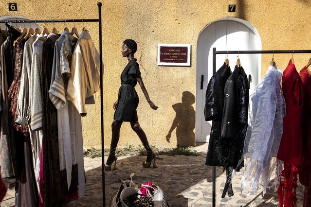 A model practices her walk ahead of Dakar fashion week on Goree Island in Dakar, Senegal, on December 03, 2022. The 20th anniversary of Dakar fashion week is held in a preserved colonial era fort on Goree island, which was one of Africas biggest slave trading centres during the 15th and 16th century. (Photo by John Wessels/AFP Photo)