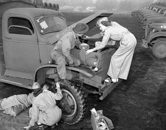 Teresa Whelan, Helen Corbin, Sgt. Lawrence Lovell, Jane Peterson and Julie Bellus were into this army truck's “innards” in no time flat when Sgt. Lovell, as their instructor, gave advice in car repair, in Fort Lewis, Wash., December 16, 1940. To lift heavy objects from the truck for repairs there would be a mechanical crane which the girls could operate easily. When asked how they would like to have plenty of work on their hands, one girl replied, “Oh, this is fun. Give us a broken down truck and we'll show you”. (Photo by Paul Wagner/AP Photo)