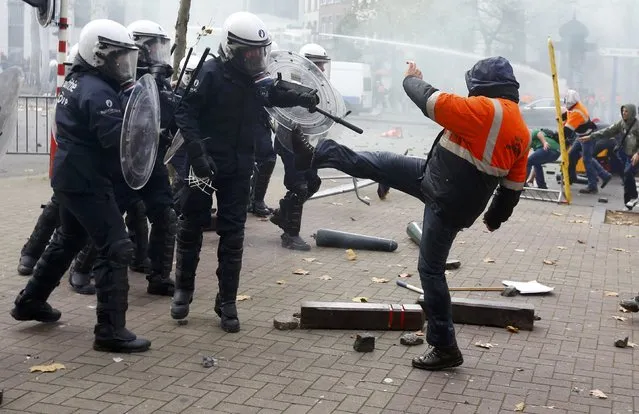 Demonstrators confront riot police during clashes in central Brussels November 6, 2014. (Photo by Yves Herman/Reuters)
