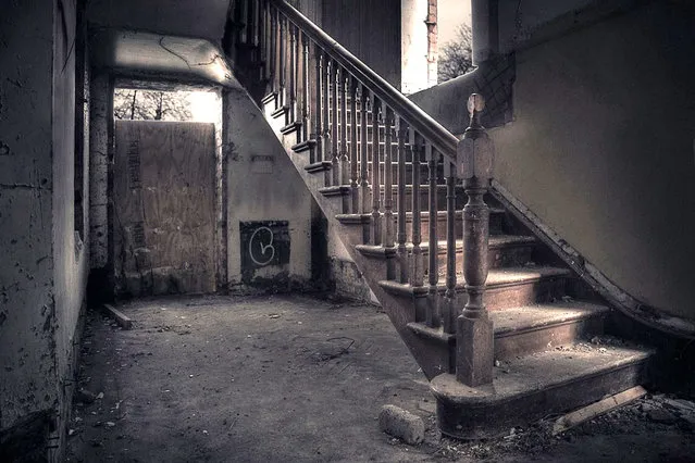 A view of the staircase inside Rauceby, an abandoned mental asylum in Lincolnshire, UK. (Photo by Simon Robson/Caters News)