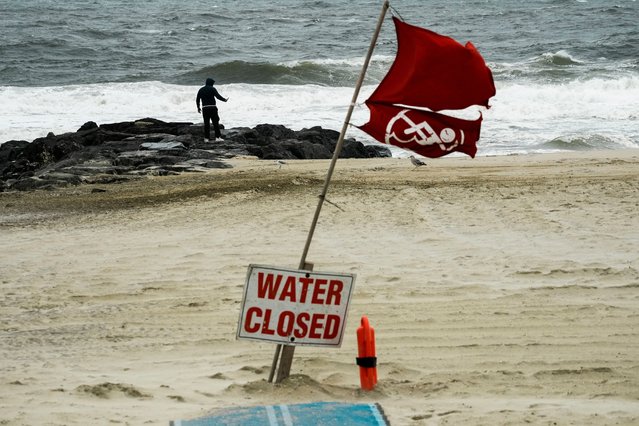 A 'water closed' sign at a local beach in Sea Bright, New Jersey, August 21, 2025. Swimming and other water activities were prohibited from the Carolinas, up through the New Jersey Shore, New York, Long Island and Nantucket Island and beyond, the National Weather Service said. Coastal flooding is expected to peak during high tide on Thursday. (Photo by Eduardo Munoz/Reuters)