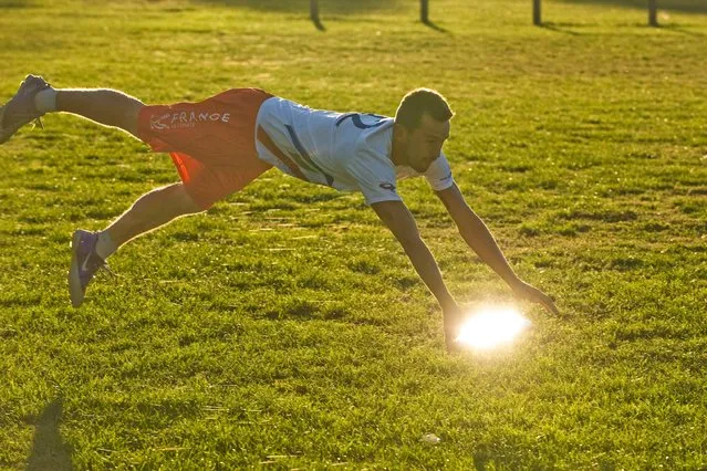 French frisbee champion Pierre Lemerle catches a frisbee in Clermont-Ferrand on October 3, 2016. Lemerle, a member of the French “ultimate” team is leaving his native Auvergne to try to become a professional player in North America. (Photo by Thierry Zoccolan/AFP Photo)