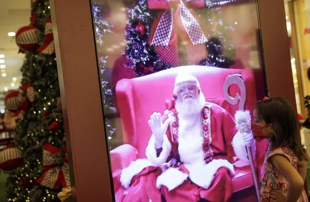 A child interacts by video with a man who goes by “Santa Claus Edi Noel” at NorteShopping mall amid the coronavirus disease (COVID-19) outbreak, in Rio de Janeiro, Brazil, November 13, 2020. (Photo by Ricardo Moraes/Reuters)