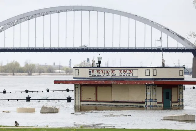 The Levee Inn is partially submerged by the rising Mississippi River, Monday, April 24, 2023, Davenport, Iowa. (Photo by Niko Frazer/Quad City Times via AP Photo)