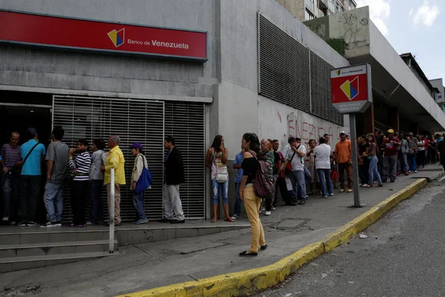 People line up to get into a Banco de Venezuela branch in Caracas, Venezuela December 13, 2016. (Photo by Marco Bello/Reuters)