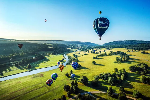 Hot air balloons over Chatsworth Park and the River Derwent during the Chatsworth Country Fair in Bakewell, Derbyshire, UK on Friday, August 31, 2018. (Photo by Danny Lawson/PA Wire)