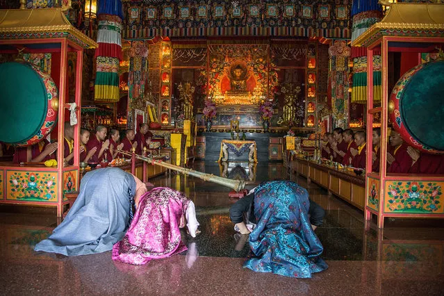The three daughters of Ang Kaji Sherpa, one of the 16 sherpas who died in the Everest Avalanche one year ago, pray during a memorial organised in the Lhundrup Choeling monastery for the memory of their father on April 18, 2015 in Kathmandu, Nepal. (Photo by Omar Havana/Getty Images)