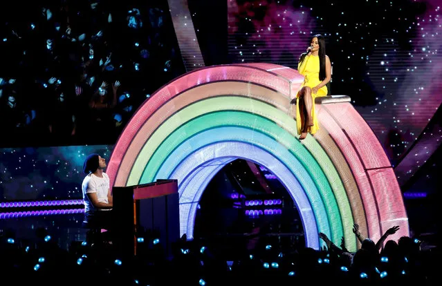 Singers Kacey Musgraves and Chris Martin perform during the iHeartRadio Music Awards in Los Angeles, California, U.S., March 14, 2019. (Photo by Mario Anzuoni/Reuters)