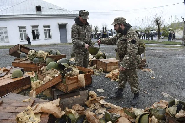 Armenian volunteers make preparations before making their way to Nagorno-Karabakh region, which is controlled by separatist Armenians, where clashes with Azeri forces are taking place, in Yerevan, Armenia, April 3, 2016. (Photo by Hayk Baghdasaryan/Reuters/Photolure)