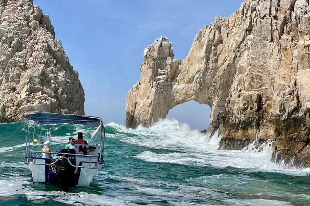 Tourists enjoy a tour at the arch of Cabo San Lucas in Mexico's Baja California Peninsula, on April 25, 2021. (Photo by Daniel Slim/AFP Photo)