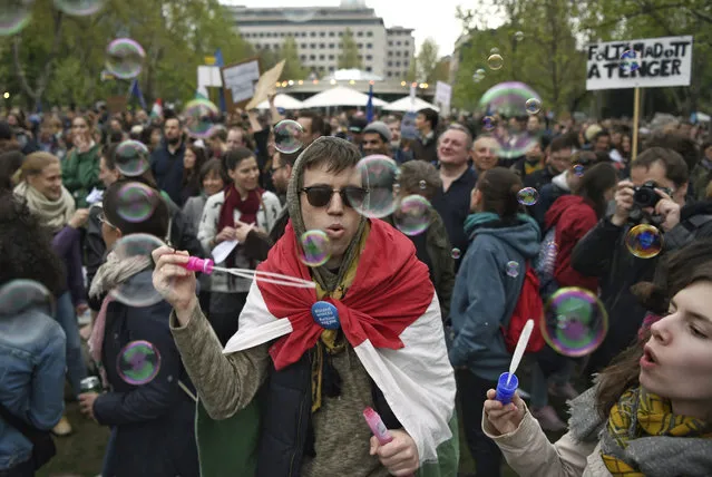 People gather in Budapest, Hungary, Saturday, April 15, 2017, to oppose government policies that are seen as limiting academic freedom and intimidating civic groups that receive foreign funding. (Photo by Zoltan Balogh/MTI via AP Photo)