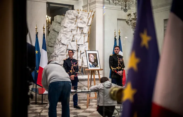 The President of the French Republic hoped that the French could pay tribute to former French President, Jacques Chirac, and opened the Elysee Palace so that those who wish, can express their condolences in a collection placed at their disposal in the vestibule of honor of the Palace in Paris, France on September 26, 2019. (Photo by Nicolas Messyasz/SIPA Press)