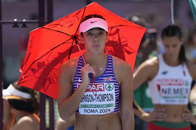 Katarina Johnson-Thompson, of Great Britain, shelters from the sun while waiting her turn to make an attempt in the heptatlon high jump at the the European Athletics Championships in Rome, Friday, June 7, 2024. (Photo by Andrew Medichini/AP Photo)