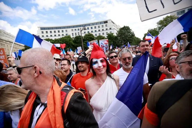 A protester dressed as French Republic's symbol Marianne, wearing Phrygian cap, attends a demonstration called by the French nationalist party “Les Patriotes” (The Patriots) against France's restrictions, including a compulsory health pass, to fight the coronavirus disease (COVID-19) outbreak, in front of the Ministry of Health in Paris, France, July 31, 2021. (Photo by Sarah Meyssonnier/Reuters)