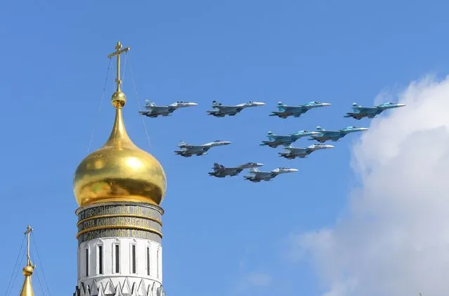 Russian Sukhoi Su-35 an Su-34 military aircrafts fly above the Ivan the Great Bell Tower during a rehearsal for the Victory Day military parade in central Moscow on May 4, 2017. (Photo by Natalia Kolesnikova/AFP Photo)