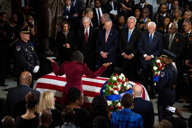 Maya Rockeymoore Cummings, widow of Rep. Elijah Cummings (D-MD), stands over her husband's casket in front of Speaker of the House Nancy Pelosi (D-CA), Senate Majority Leader Mitch McConnell (R-KY), Senate Minority Leader Chuck Schumer (D-NY), House Minority Leader Kevin McCarthy (R-CA), House Majority Leader Steny Hoyer (D-MD) and House Majority Whip James Clyburn (D-SC) at the conclusion of a memorial service for Rep. Cummings in Statuary Hall at the U.S. Capitol in Washington, U.S., October 24, 2019. (Photo by Tom Williams/Pool via Reuters)