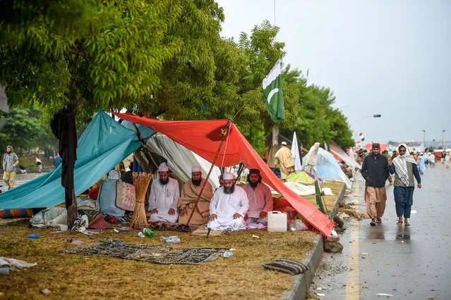 Activist of Islamic political party Jamiat Ulema-e-Islam (JUI) pray in their makeshift shelter during an anti-government “Azadi (Freedom) March” in Islamabad on November 6, 2019. (Photo by Farooq Naeem/AFP Photo)
