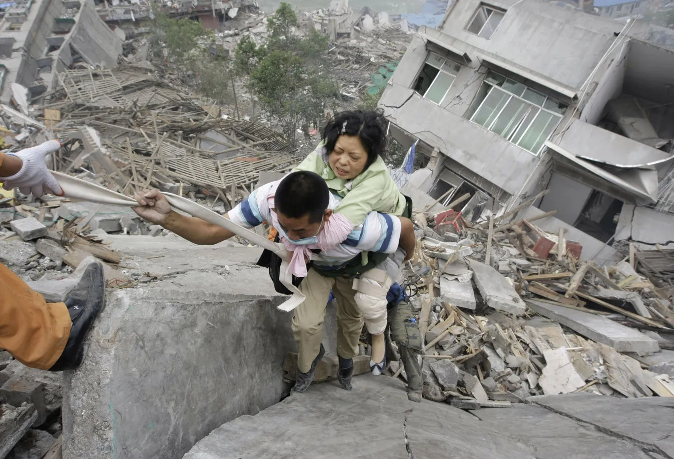 Землетрясение и люди. Сычуань землетрясение 2008. Землетрясение Сычуань 2008 магнитуда. Землетрясение в Китае 2008 Сычуань. Тянь-Шань землетрясение 1976.