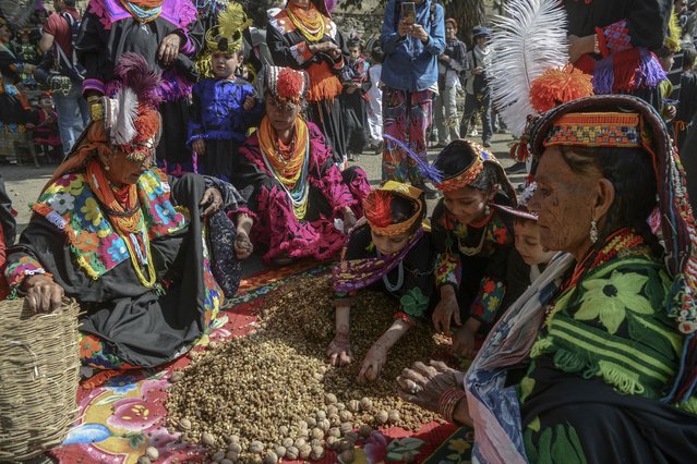 Kalash tribe women wearing traditional dresses arrive to take part in the “Chilam Joshi” festival celebrating the arrival of spring at Bumburet village on May 15, 2022. (Photo by Abdul Majeed/AFP Photo)
