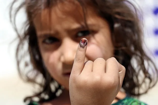 A girl shows her marked finger after receiving polio vaccine during a polio vaccination door-to-door campaign in Kandahar, Afghanistan, 23 May 2022. Repeated immunizations have protected millions of children from polio, allowing almost all countries in the world to become polio-free, besides the two endemic countries of Pakistan and Afghanistan. (Photo by EPA/EFE/Stringer)