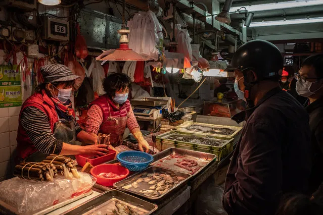 Residents wearing face masks purchase seafood at a wet market on January 28, 2020 in Macau, China. The number of cases of a deadly new coronavirus rose to over 4000 in mainland China Tuesday as health officials locked down the city of Wuhan last week in an effort to contain the spread of the pneumonia-like disease which medicals experts have confirmed can be passed from human to human. In an unprecedented move, Chinese authorities put travel restrictions on the city which is the epicentre of the virus and neighbouring municipalities affecting tens of millions of people. At least six people have reportedly contracted the virus in Macau. The number of those who have died from the virus in China climbed to over 100 on Tuesday and cases have been reported in other countries including the United States, Canada, Australia, France, Thailand, Japan, Taiwan and South Korea. (Photo by Anthony Kwan/Getty Images)