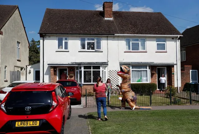 Georgina Cooper does her daily exercise in a dinosaur costume to entertain her neighbours in Watford, following the outbreak of the coronavirus disease (COVID-19), Watford, Britain, May 7, 2020. (Photo by Paul Childs/Reuters)