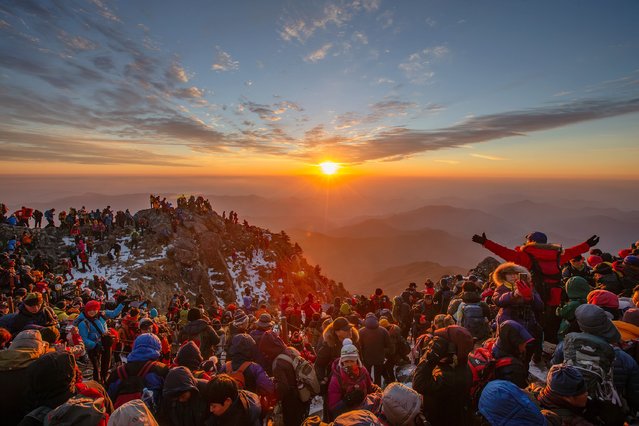 Citizens are cheering as they watch the sunrise at Cheonwangbong Peak in Jirisan, Sancheong-gun, Gyeongsangnam-do in South Korea on January 1, 2017. (Photo by Park Sang-hoon)