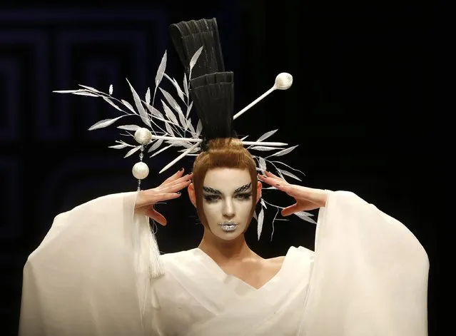 A model presents a creation at the MGPIN 2015 Mao Geping makeup trends launch during China Fashion Week in Beijing October 27, 2014. (Photo by Kim Kyung-Hoon/Reuters)