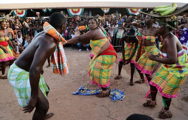 Members of different tribes of the Maroon community, descendants of runaway slaves, dance during the 3rd Poolo Boto (beautiful boat) competition as part of the Moengo Festival of Music in Marowijne district, northern Suriname, September 23, 2016. (Photo by Ranu Abhelakh/Reuters)