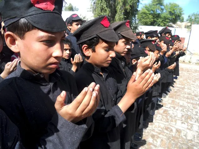 Government school students pray for victims of the earthquake in the Kohat district of north Pakistan, October 27, 2015. Pakistani rescue authorities said on Tuesday (October 27) they were optimistic about the ongoing relief operations to help victims of the earthquake that hit the country a day earlier. (Photo by Reuters/Stringer)