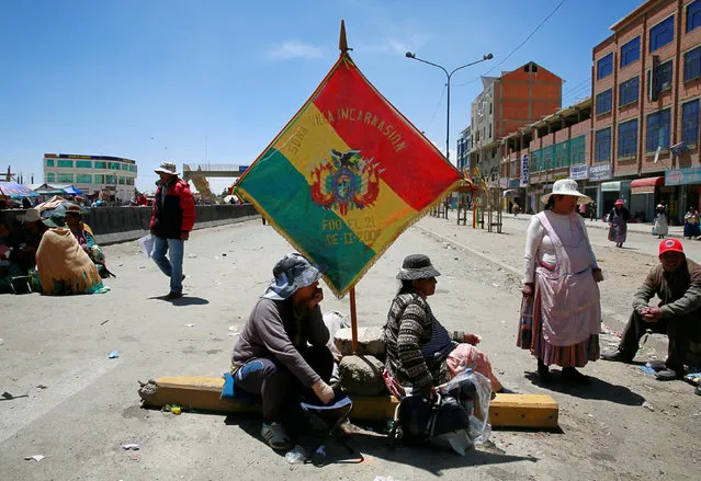 Residents of “Villa Encarnacion” block a main road as they demand for better infrastructure and development during a protest in El Alto, Bolivia, October 5, 2016. (Photo by David Mercado/Reuters)