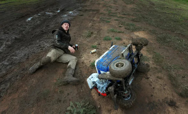 Sheep shearer Chris Kermond from Ballarat in the Australian state of Victoria holds his can of pre-mixed rum and cola after losing control of his motorised “esky” drink cooler at the Deni Ute Muster in Deniliquin, New South Wales, September 29, 2016. (Photo by Jason Reed/Reuters)