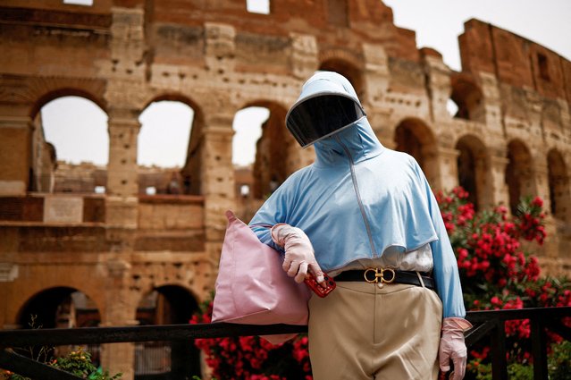 Jolie from China, who says she is afraid of the sun, stands near the Colosseum amid a heatwave in Rome, Italy on June 20, 2024. (Photo by Guglielmo Mangiapane/Reuters)