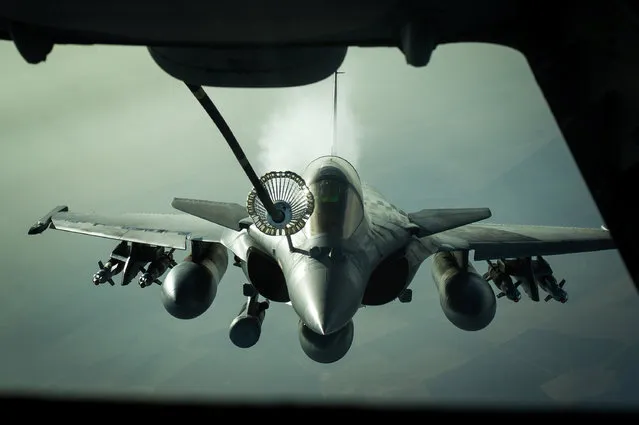 A French Dassault Rafale jet receives fuel from a U.S. Air Force KC-10 tanker aircraft near Iraq October 26, 2016. (Photo by Senior Airman Tyler Woodward/Reuters/U.S. Air Force)