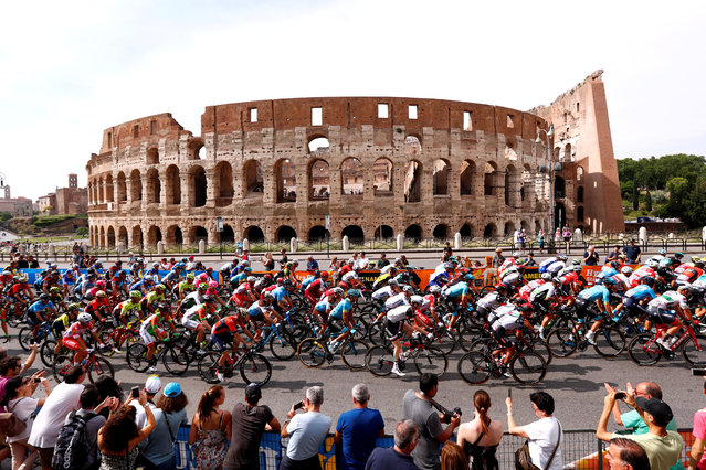 The pack rides past the ancient Colosseum during the 21 st and last stage of the 101 st Giro d' Italia, Tour of Italy cycling race, on May 27, 2018 in Rome, Italy. (Photo by Alessandro Garofalo/Reuters)