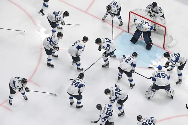 Finland’s players gather around their goalkeeper Emil Larmi prior to the IIHF Ice Hockey Men's World Championships quarter-final match between Canada and Finland in Tampere, on May 25, 2023. (Photo by Jonathan Nackstrand/AFP Photo)