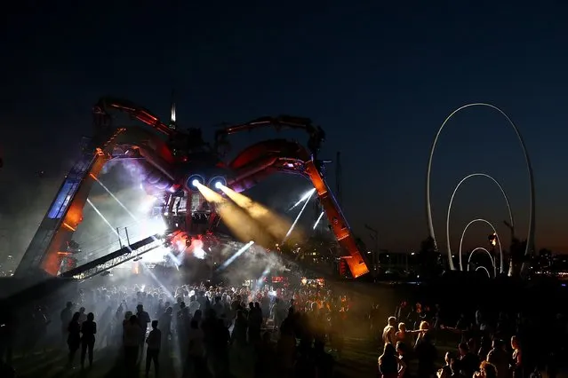 Crowds dance to the music around the Arcadia Spider at Elizabeth Quay on November 25, 2016 in Perth, Australia. (Photo by Paul Kane/Getty Images)