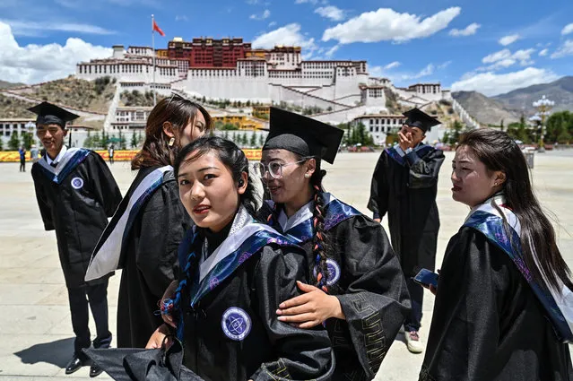 This photograph taken during a government organised media tour shows College of Science graduates from Tibet University celebrating their graduation at the Potala Palace Square in the regional capital Lhasa, in China's Tibet Autonomous Region, on June 1, 2021. (Photo by Hector Retamal/AFP Photo)