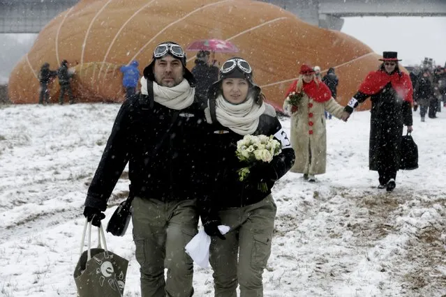 Brides and grooms arrive to get married in hot air balloons during the “Love Cup 2016” festival on Valentine's Day in Jekabpils, Latvia, February 14, 2016. (Photo by Ints Kalnins/Reuters)