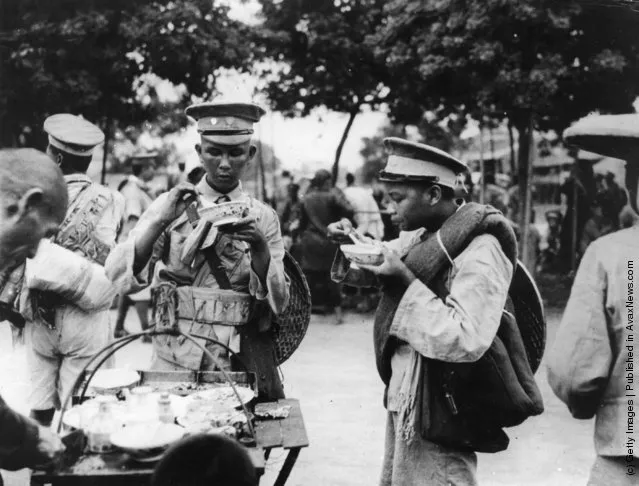 1925: Whampoa soldiers bound for the front eating noodles in Canton