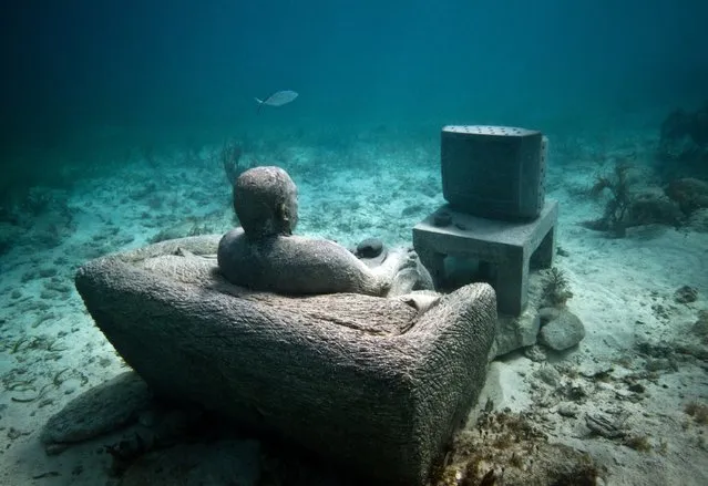 “Inertia”. Underwater Sculpture, Museo Subacuático de Arte, Cancun. (Photo by Jason deCaires Taylor/UnderwaterSculpture)