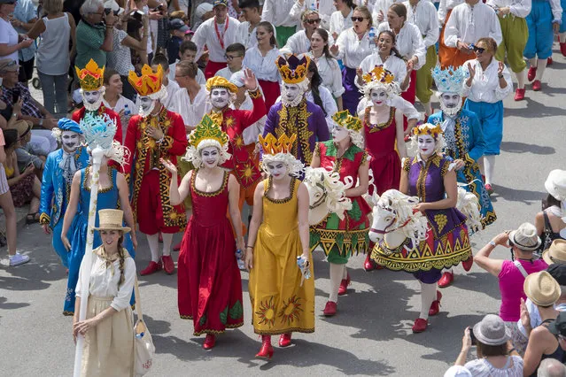 Extras of the “Fete des Vignerons” (winegrowers' festival) march during the official opening parade prior to the first representation and crowning ceremony in Vevey, Switzerland, 18 July 2019. (Photo by Laurent Gillieron/EPA/EFE)