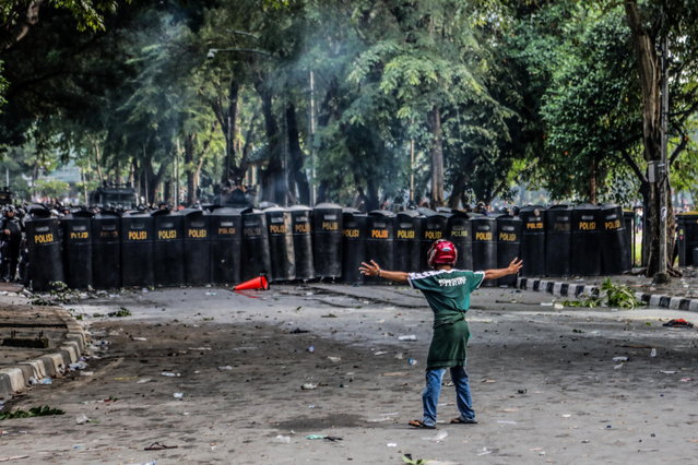 Indonesian students clash with police officers during a protest in Medan, North Sumatra, Indonesia, 27 September 2019. Thousands of students staged protests across the country against a new law that proposed a change in criminal code laws and weakened the country's anti-corruption commission. (Photo by Dedi Sinuhaji/EPA/EFE)