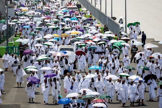 Muslim pilgrims arrive at the Mina tent camp during the annual Hajj pilgrimage near the holy city of Mecca on June 14, 2024. More than a million Muslim pilgrims started the hajj pilgrimage on June 14, against the grim backdrop of the Gaza war and in exhausting summer heat. (Photo by Fadel Senna/AFP Photo)