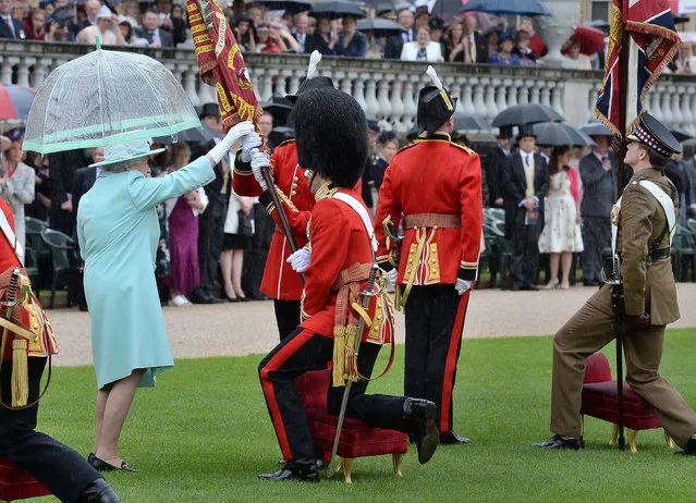 Britain's Queen Elizabeth attends a ceremony to present new colours to the 1st Battalion and F Company Scots Guards at Buckingham Palace in London, May 18, 2017. (Photo by John Stillwell/Reuters)