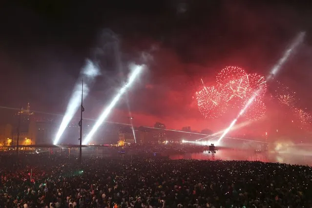 Fireworks light up the sky near the Old Port as part of the end of the traditional Bastille Day celebrations in Marseille, July 14, 2014. (Photo by Philippe Laurenson/Reuters)